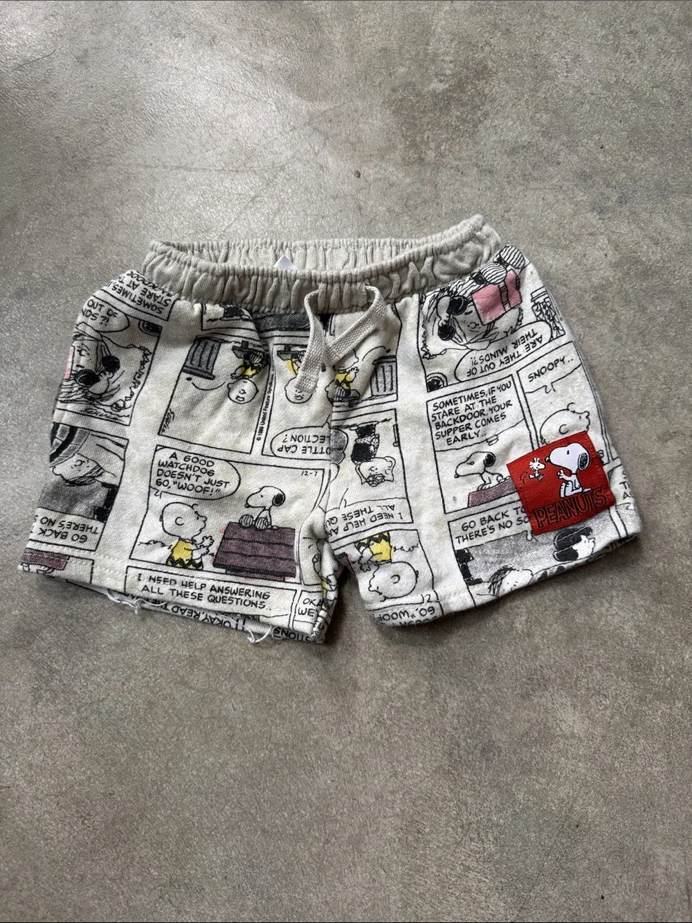 Peanuts Cream Comic-Print Kids Shorts with Red Patch